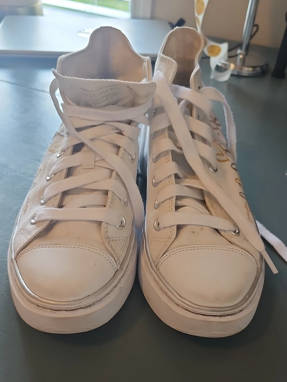 Sketchers Canvas High-Top Sneakers in White with Metallic Heart Accents. Size 8